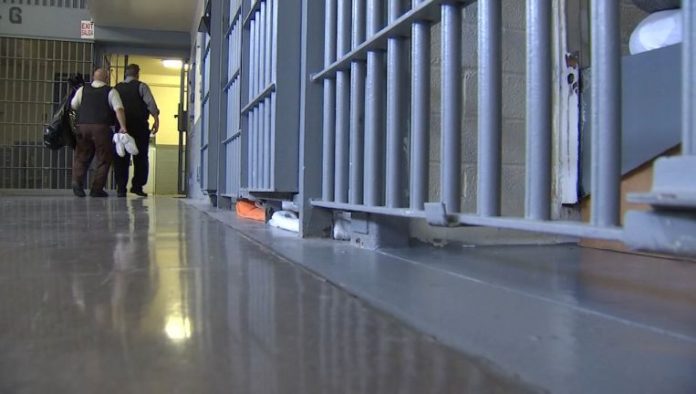 El número de presos muertos por COVID-19 supera los 100 en Florida