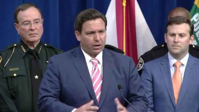 Gobernador de Florida anuncia condenas más severas para manifestantes violentos