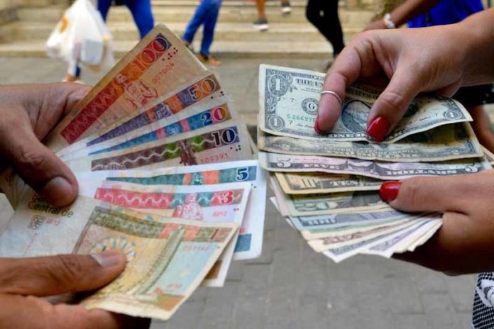 Cuba contempla la primera devaluación oficial del peso desde la revolución de 1959