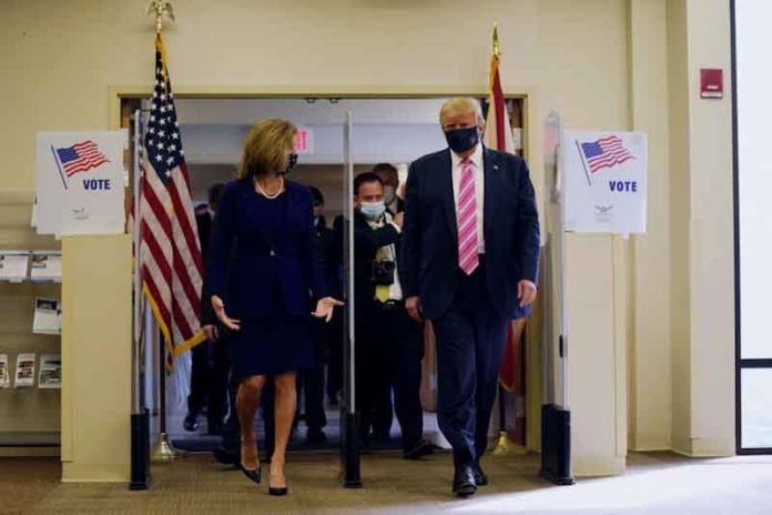 ‘Voté por un tipo llamado Trump’: el presidente vota en biblioteca de West Palm Beach