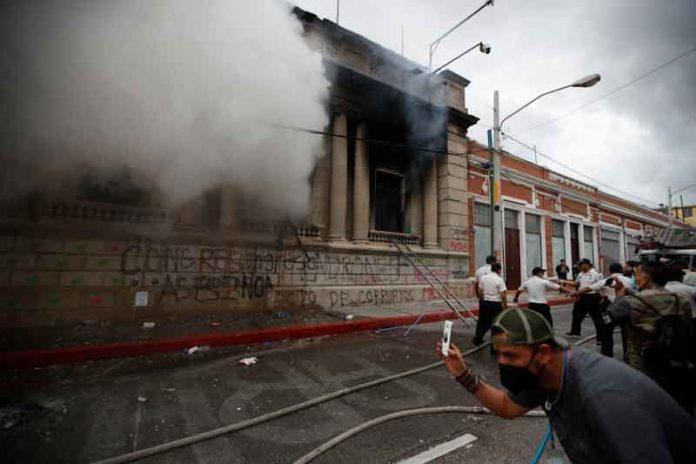Manifestantes queman parte del edificio del Congreso de Guatemala