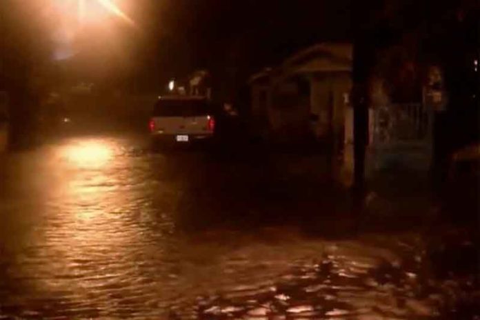 Hombre de Florida muere electrocutado vadeando su casa inundada durante Eta