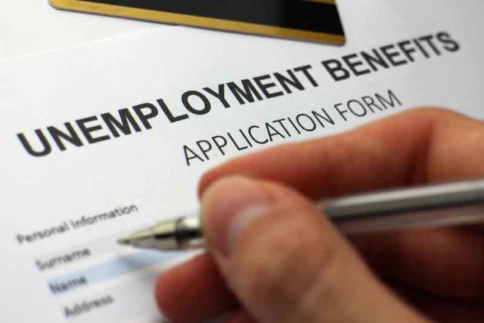 Las solicitudes de desempleo aumentan a 853.000, mucho peor de lo esperado