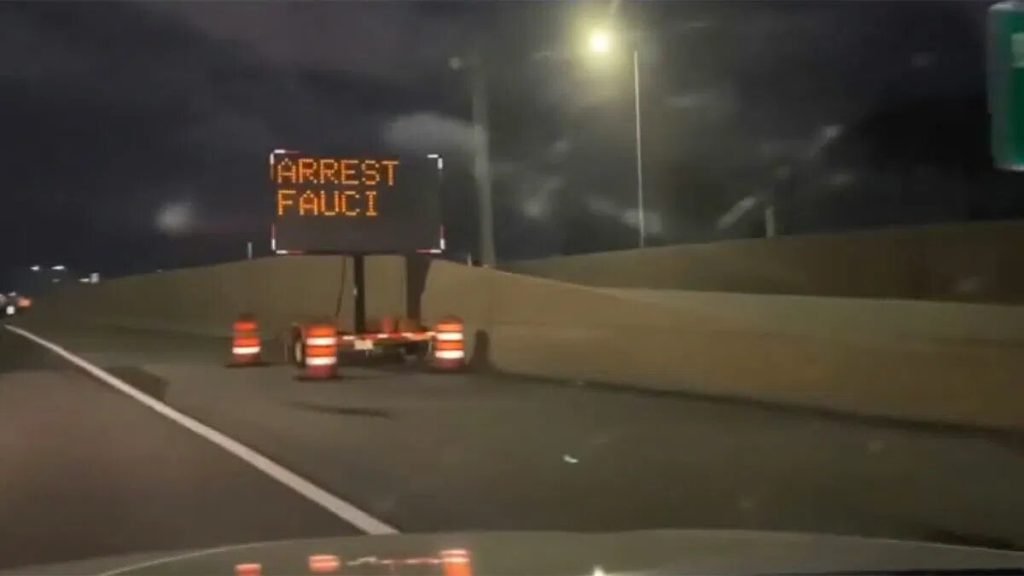 Letrero en autopista de Miami hackeado para que se lea ‘Arresten a Fauci’ Letrero en autopista de Miami hackeado para que se lea 'Arresten a Fauci'