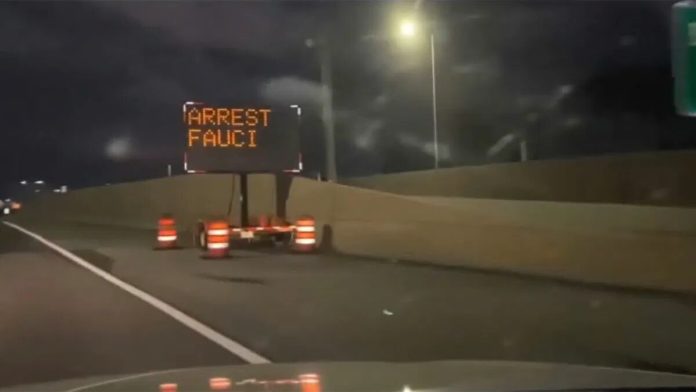 Letrero en autopista de Miami hackeado para que se lea 'Arresten a Fauci'