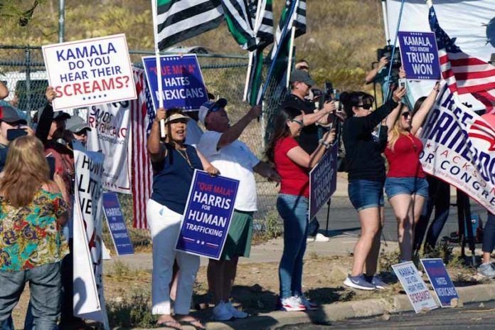Kamala Harris recibida por manifestantes en El Paso: 'Kamala, llegaste un poco tarde'