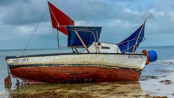 8 balseros cubanos llegan a los Cayos de Florida en un barco pesquero