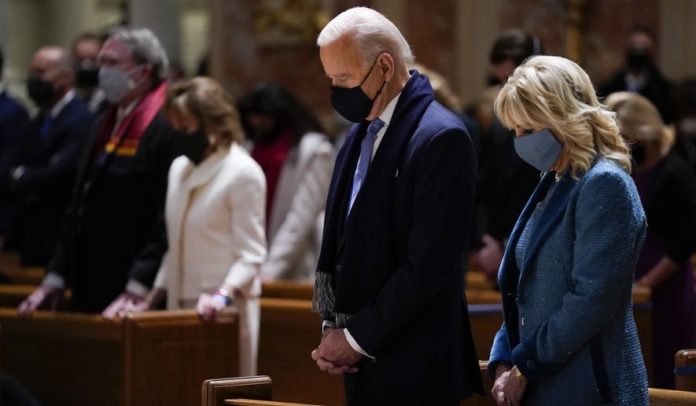 Obispos católicos de EE. UU. aprueban los pasos hacia una posible reprimenda de Biden