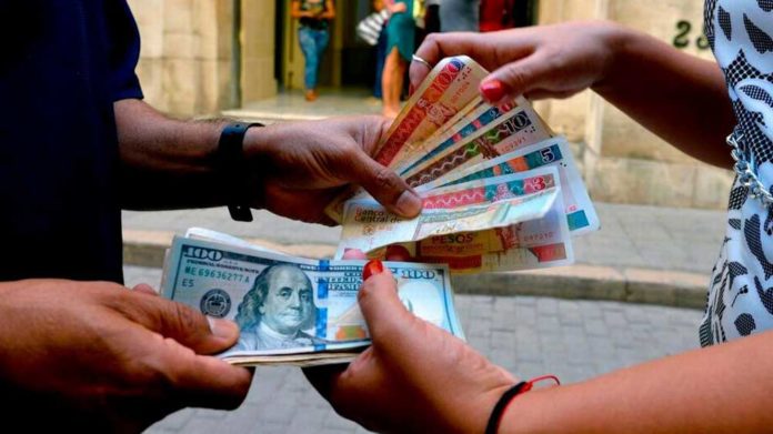 Los bancos cubanos dejarán de aceptar dólares en efectivo