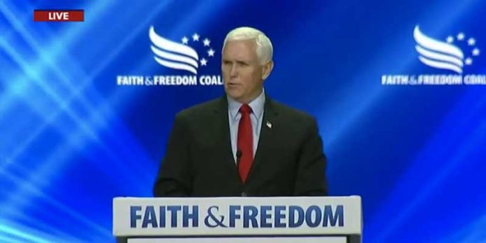 Pence abucheado con llamadas de 'traidor' en conferencia conservadora