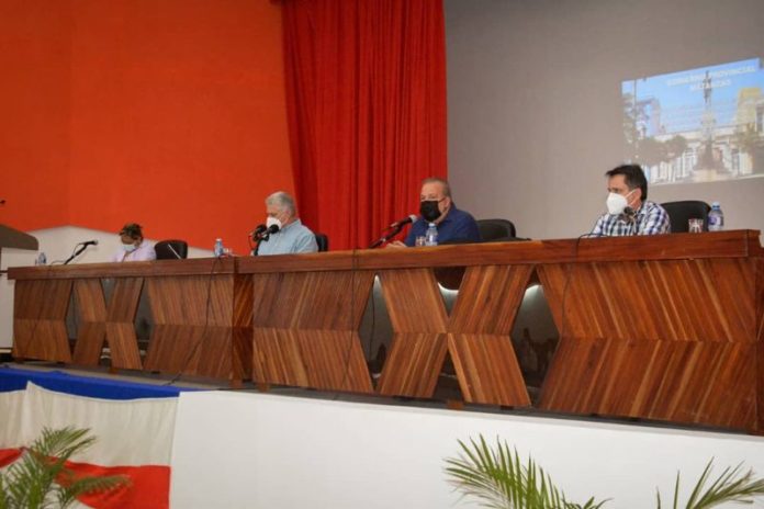 Funcionarios del gobierno cubano revisan difícil escenario de COVID-19 en Matanzas
