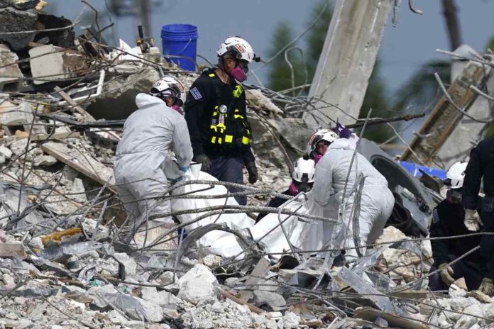 4 cuerpos más encontrados en los escombros del condominio de Surfside; muertos suben a 28