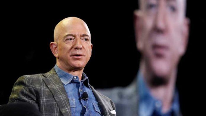 Mientras Bezos pidió aumentos de impuestos corporativos, Amazon presionó para mantener sus impuestos bajos