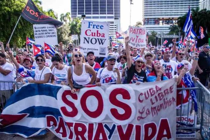 Miles de personas gritan libertad para Cuba, Nicaragua y Venezuela en Miami