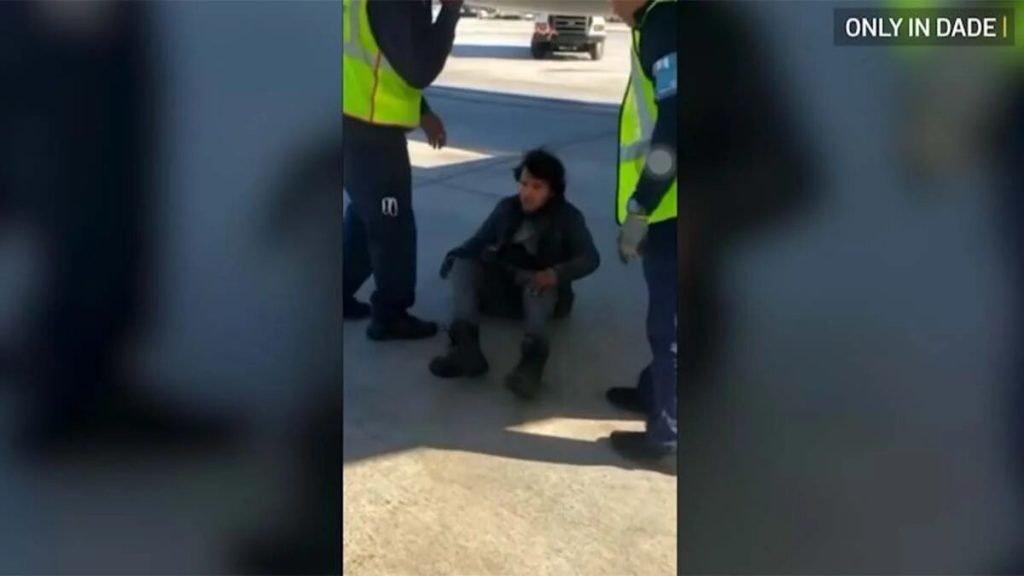 Polizón llega a Miami escondido en el tren de aterrizaje de un avión Polizón llega a Miami escondido en el tren de aterrizaje de un avión