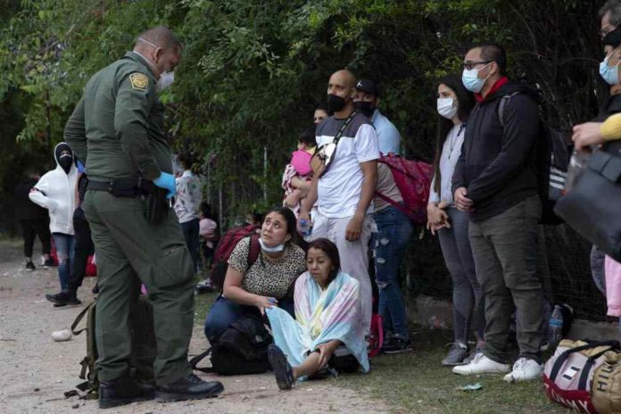 Migrantes en su mayoría de Cuba, Venezuela y Guatemala se reúnen bajo un puente en del Río