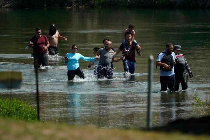 Grupo de 20 cubanos ingresa a EE.UU. cruzando el Rio Grande