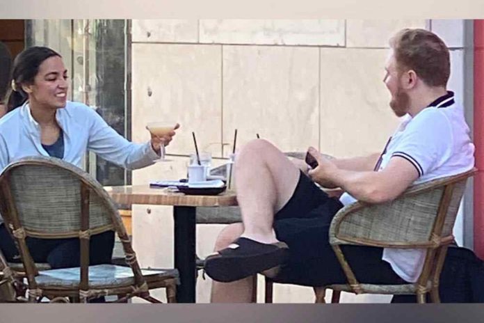 AOC fotografiada cenando sin máscara en Miami Beach mientras los casos de Omicron se disparan