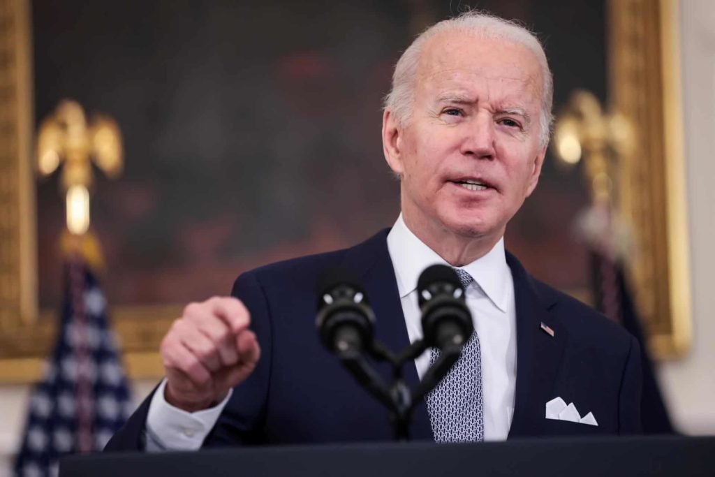 Críticos dicen que Biden arruinó la economía; segundo informe laboral decepcionante
