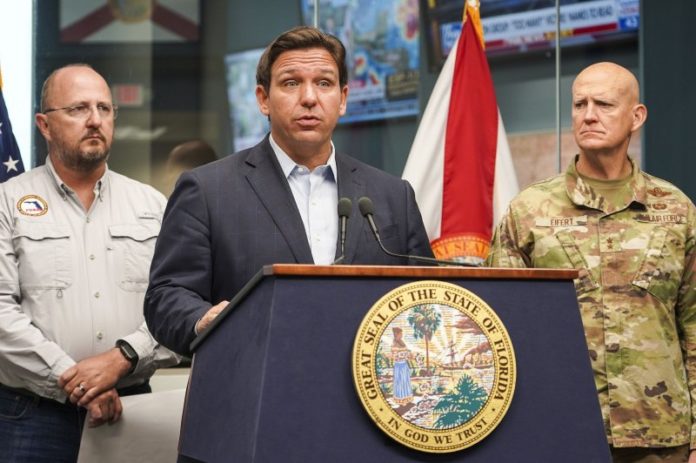 gobernador de Florida DeSantis declara estado de emergencia en medio del aumento de inmigrantes