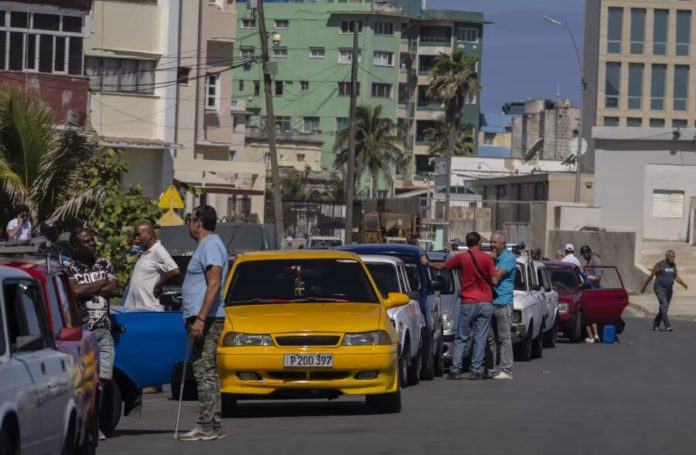 Gobierno de Cuba restringe la venta de gasolina, suspenden actividades