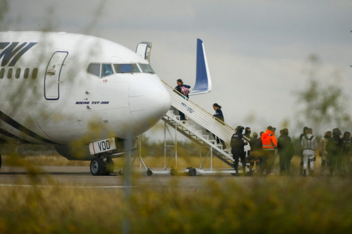 México y Venezuela reinician vuelos de repatriación en medio de presiones para frenar la creciente migración a EE.UU.